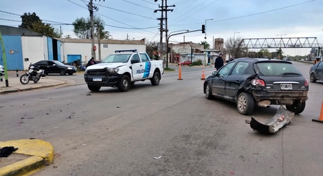 Campana Noticias Patrullero cruzó en rojo y chocó contra un auto en